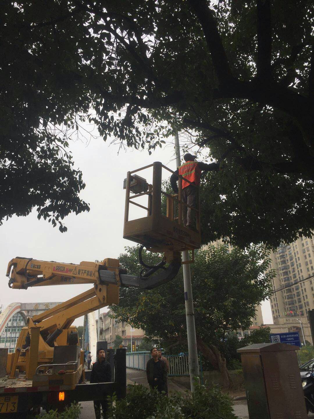 近日，我公司根據(jù)南陵縣市政園林所通知，組織安排人員車輛協(xié)助市政園林所路燈科修剪陵陽路兩側(cè)遮擋路燈照明的樹枝。此項(xiàng)工作持續(xù)了三天，消除了因路燈光照不足帶來的夜間通行安全隱患問題，受到沿線居民一致好評。
